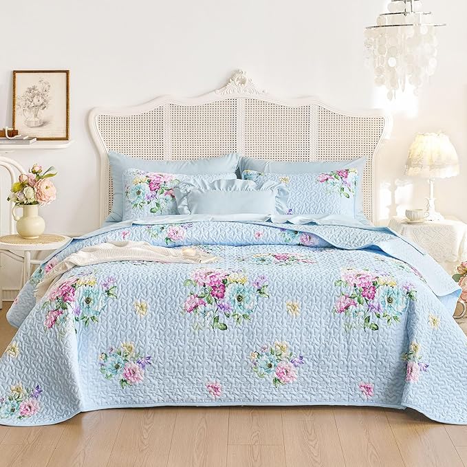 Wake In Cloud - Shabby Chic Quilt Set, Floral Coquette Cottagecore Farmhouse Vintage Flowers, for Women Teen Girls, Reversible Lightweight Bedspread Coverlet, 3 Pieces, Blue, Queen/Full Size