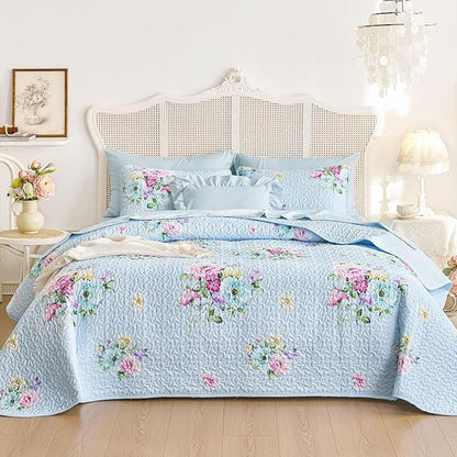 Wake In Cloud - Shabby Chic Quilt Set, Floral Coquette Cottagecore Farmhouse Vintage Flowers, for Women Teen Girls, Reversible Lightweight Bedspread Coverlet, 3 Pieces, Blue, Queen/Full Size