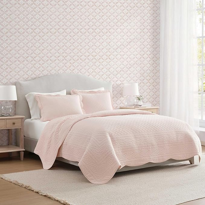 Martha Stewart - King Size Quilt Set, Soft & Breathable Cotton Percale Quilted Bedding with Matching Pillowcases, Scalloped Edge Bed Set, Vintage Scallop Pink