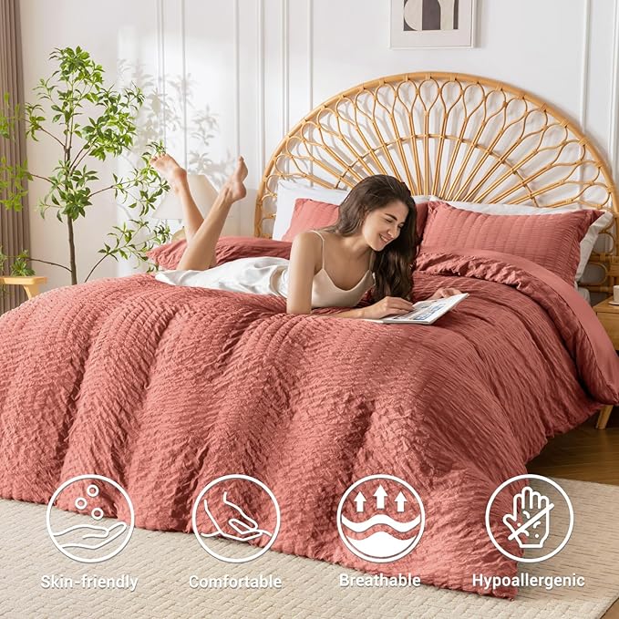 HYMOKEGE Coral Red Duvet Cover Queen Size, Ultra Soft 3-Piece Seersucker Duvet Cover Set with Zipper Closure, Soft Brushed Microfiber Bedding Set with 8 Corner Ties (90"x90", 2 Pillowshams)