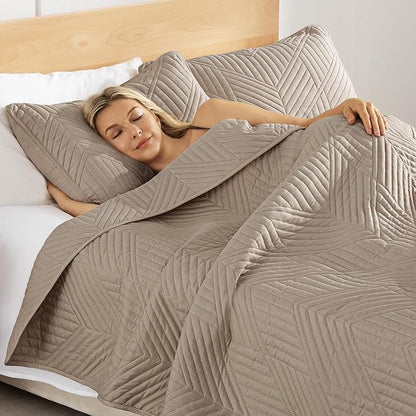 Exclusivo Mezcla California King Quilt Bedding Set, Lightweight Taupe Oversized King Bedspreads Soft Modern Geometric Coverlet Set for All Seasons (1 Quilt and 2 Pillow Shams)