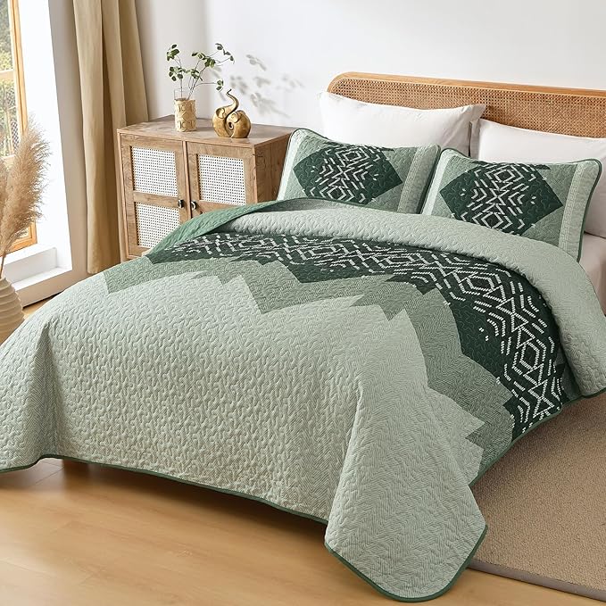 Dintszyayue Green Quilt Set Queen Size,3 Piece Boho Aztec Texture Bedspread Coverlet Set Reversible Lightweight Bedding Set Geometric Bohemian Bed Cover with 2 Pillowcases(Green,90"x96")