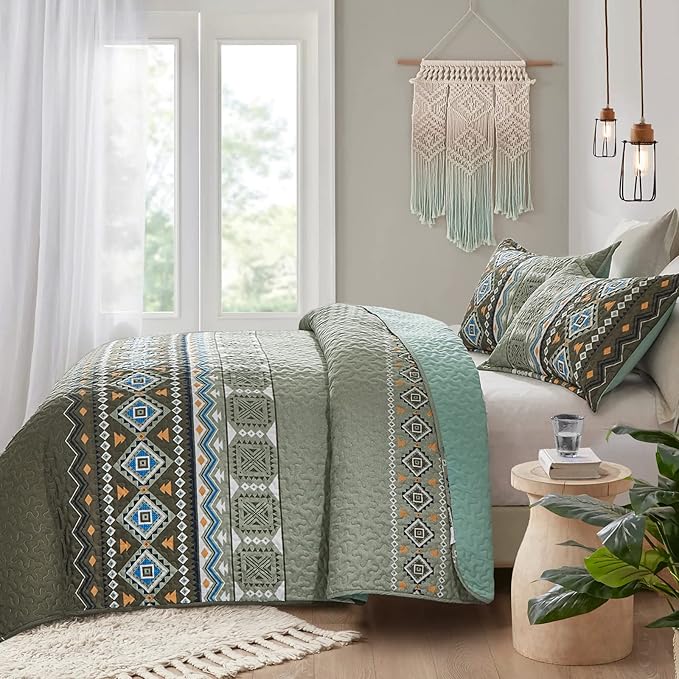 WONGS BEDDING Boho Green Quilt Set Queen,3 Piece Olive Green Fall Bedspread Coverlet Set with Geometry Printed for All Season,Lightweight Morden Bohemian Bedding Set 96"×90"