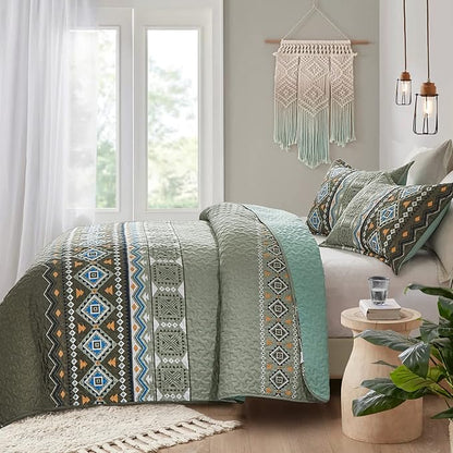 WONGS BEDDING Boho Quilt Set California King,3 Piece Olive Green Oversize Fall Bedspread Coverlet Set with Geometry Printed for All Season, Lightweight Oversized Bohemian Bedding Set 106"×96"