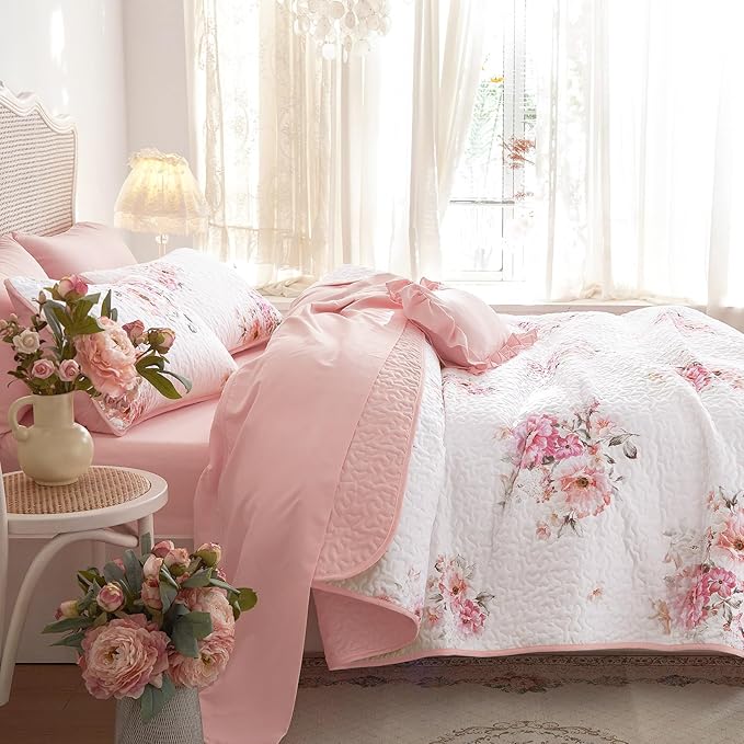 Wake In Cloud - Shabby Chic Quilt Set, Floral Coquette Cottagecore Farmhouse Vintage Flowers, for Women Teen Girls, Reversible Lightweight Bedspread Coverlet, 3 Pieces, White Pink, Queen/Full Size