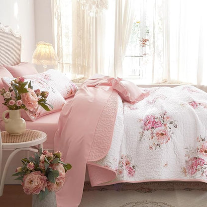 Wake In Cloud - Shabby Chic Quilt Set, Floral Coquette Cottagecore Farmhouse Vintage Flowers, for Women Teen Girls, Reversible Lightweight Bedspread Coverlet, 3 Pieces, White Pink, King Size