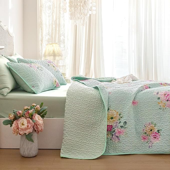 Wake In Cloud - Shabby Chic Quilt Set, Floral Coquette Cottagecore Farmhouse Vintage Flowers, for Women Teen Girls, Reversible Lightweight Bedspread Coverlet, 3 Pieces, Green, Queen/Full Size