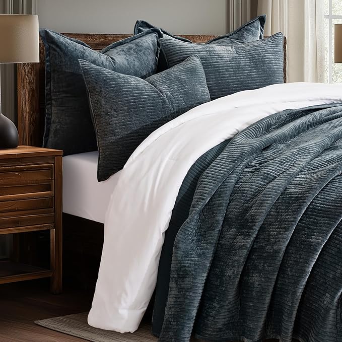 EVERGRACE Velvet Quilt Set Queen Size, Luxurious Soft Quilted Bedding Sets, Lightweight Velvet Comforter for All Season, Striped Channel Bedspread Coverlet with 2 Shams, Midnight Blue