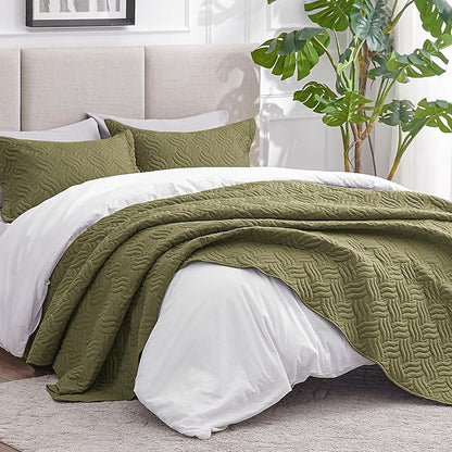 Love's cabin California King Size Quilt Bedding Set Olive Green Bedspread - Cal King Summer Lightweight Bedspread Comforter - Wave Pattern Coverlet for All Season - 3 Pieces (1 Quilt, 2 Pillow Shams)