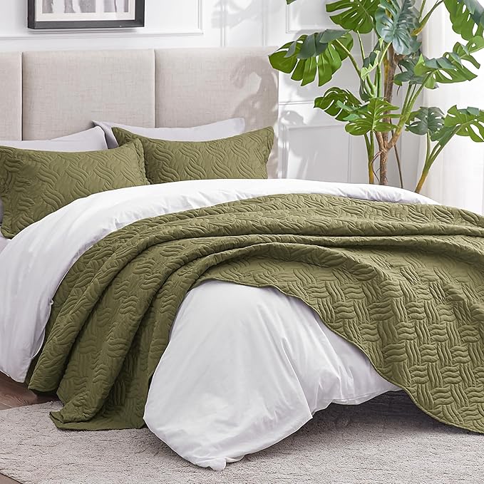 Love's cabin Quilts for Queen Bed Olive Green Bedspreads Bedding Set - Summer Lightweight Bedspread Comforter - Wave Pattern Bedding Coverlet for All Season - 3 Pieces (1 Quilt, 2 Pillow Shams)
