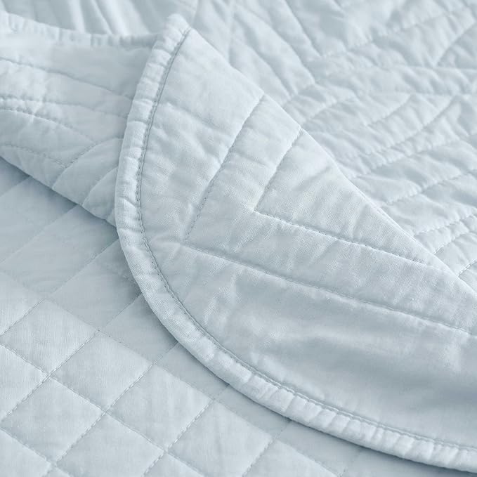 Martha Stewart - Twin Size Quilt Set, Soft & Breathable Cotton Percale Quilted Bedding with Matching Pillowcase, Scalloped Edge Bed Set, Vintage Scallop Blue