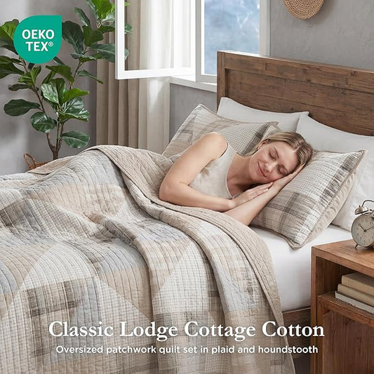 Woolrich Olsen Reversible Quilt Set - Cottage Styling Reversed to Solid Color, All Season Lightweight Coverlet, Cozy Bedding Layer, Matching Shams, Oversized Full/Queen, Geometric Plaid Tan 3 Piece