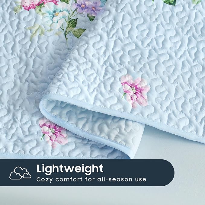 Wake In Cloud - Shabby Chic Quilt Set, Floral Coquette Cottagecore Farmhouse Vintage Flowers, for Women Teen Girls, Reversible Lightweight Bedspread Coverlet, 3 Pieces, Blue, Queen/Full Size