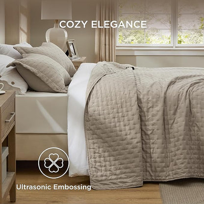 Bedsure Twin Quilt - Ultra Soft Twin XL Quilt Bedding for Dorm Decor, Lightweight All-Season Comforter, Taupe Bedspread Coverlet with Clover Pattern, 68 x 86 Inches | Stitch-Free Quilting, Ultra Soft, Lightweight, Machine Washable, Pet-Friendly