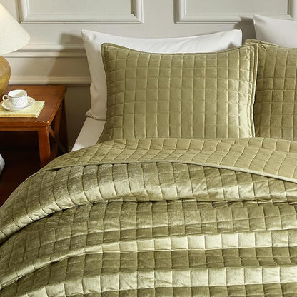 Powdion Velvet Quilt Queen,Luxury Olive Green Quilt Comforter Queen Size 3 Pieces Soft Cozy Oversized Bedspreads Coverlet for All Seasons with 2 Pillow Shams,90x90 Shabby Chic Green Quilt Set