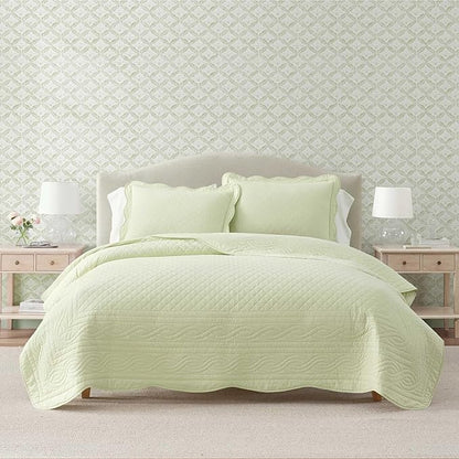 Martha Stewart - Queen Size Quilt Set, Soft & Breathable Cotton Percale Quilted Bedding with Matching Pillowcases, Scalloped Edge Bed Set, Vintage Scallop Green