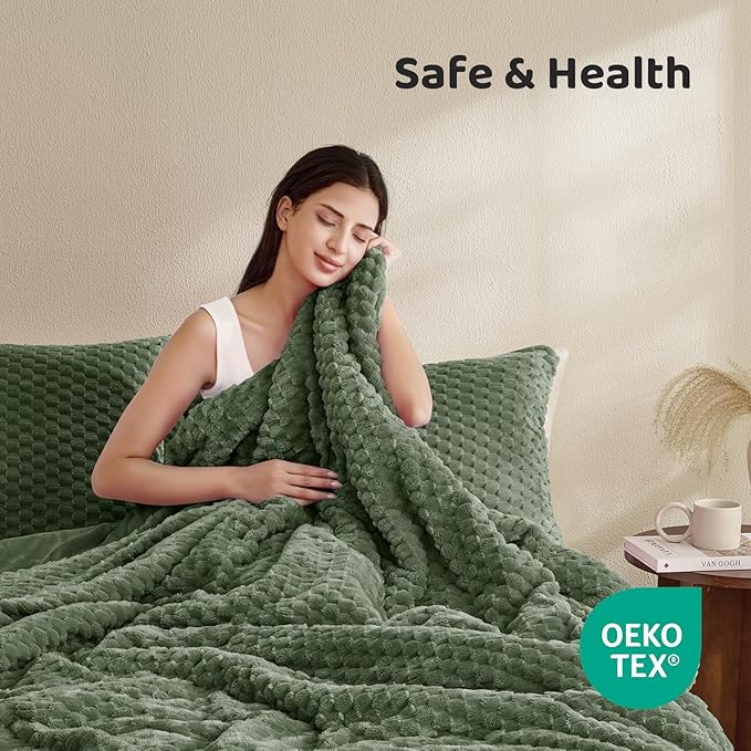 Petrichor Fluffy King Comforter Set - Ultra-Soft Green Flannel Thick Comforter for King Bed, Luxury Warm Bedding Set for Winter & Fall, Cozy Fuzzy Bed Set 3 Pieces (1 Comforter & 2 Pillowcases)
