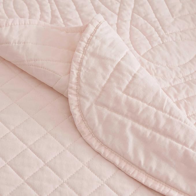 Martha Stewart - Twin Size Quilt Set, Soft & Breathable Cotton Percale Quilted Bedding with Matching Pillowcase, Scalloped Edge Bed Set, Vintage Scallop Pink