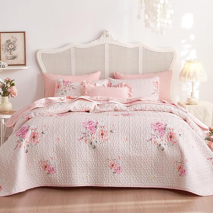 Wake In Cloud - Shabby Chic Quilt Set, Floral Coquette Cottagecore Farmhouse Vintage Flowers, for Women Teen Girls, Reversible Lightweight Bedspread Coverlet, 3 Pieces, Light Pink, Queen/Full Size