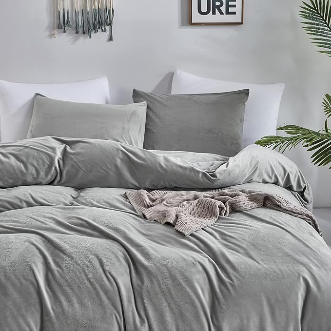 CLOTHKNOW Grey Velvet King Size Comforter Set 3Pcs Gray Bedding Comforter Sets Soft Flannel Comforter with 2 x Pillow Cases