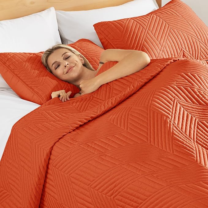 Exclusivo Mezcla Ultrasonic Full Queen Quilt Bedding Set, Lightweight Burnt Orange Bedspreads Soft Modern Geometric Coverlet Set for All Seasons (1 Quilt and 2 Pillow Shams)