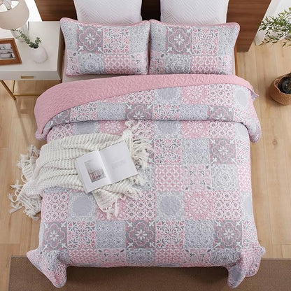 Dobuyly Pink Grey Quilt Set King Size, Boho Plaid Patchwork Bedspreads Coverlet Set, 3 Pieces Soft Lightweight Microfiber Summer Quilt Bedding Set for All Seasons 110"x90"