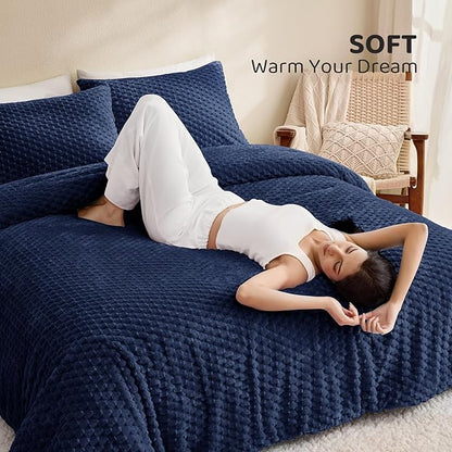 Petrichor Fluffy Queen Comforter Set - Ultra-Soft Navy Flannel Thick Comforter for Queen Bed, Luxury Warm Bedding Set for Winter & Fall, Cozy Fuzzy Bed Set 3 Pieces (1 Comforter & 2 Pillowcases)