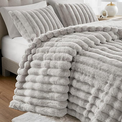 Madison Park Jasmine Queen Comforter Set, Luxurious Reversible Faux Fur Plush Ribbed Velvet Bedding, Fuzzy Thick Warm Winter Comforter, Super Soft Fluffy 3-Piece Set Light Grey
