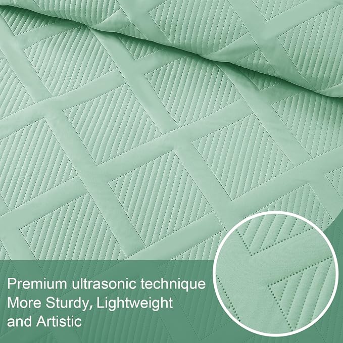 Exclusivo Mezcla Oversized King Quilt Set- Light Green Cal King Quilts Bedding Set with 2 Pillow Shams, Modern Bedspread with Striped Pattern, Soft Lightweight Bedspreads Coverlets for All Seasons