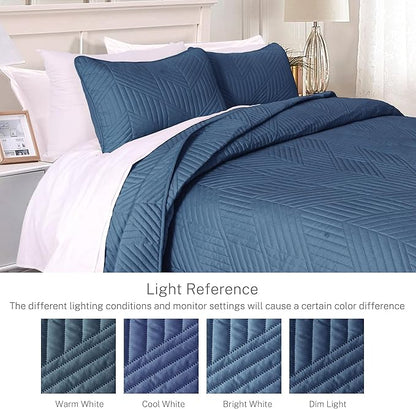 Exclusivo Mezcla California King Quilt Bedding Set, Lightweight Navy Blue Oversized King Bedspreads Soft Modern Geometric Coverlet Set for All Seasons (1 Quilt and 2 Pillow Shams)