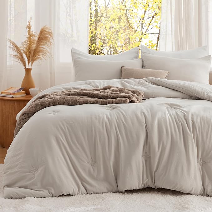 Bedsure Full Size Comforter Set Beige, Soft Prewashed Full Bedding, Quilted Comforter with Clover Design, Down Alternative Comforter for All Seasons, 3 Pieces Bed Set with 2 Pillow Shams