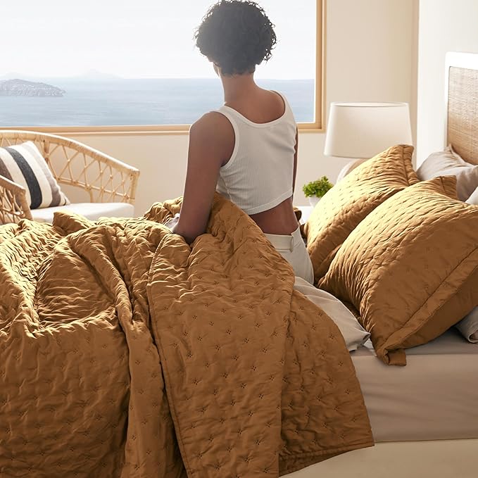 Bedsure King Quilt - Honey Ginger Bedspread King Size & Lightweight Comforter, Boho Coverlet with Clover Pattern, Ultra Soft All-Season Bedding, 106 x 96 Inches | Stitch-Free Quilting, Ultra Soft, Lightweight, Machine Washable, Pet-Friendly