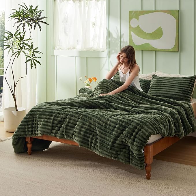 Bedsure King Comforter - GentleSoft™ 3 Pieces Double-Side Fleece Fluffy Olive Green Comforter Set, Cozy Striped Room Decor Aesthetic, Luxury King Size Bedding with 2 Pillowcases, 104x90 Inches