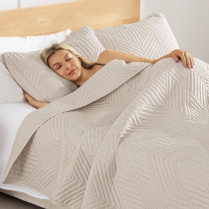Exclusivo Mezcla California King Quilt Bedding Set, Lightweight Brich Beige Oversized King Bedspreads Soft Modern Geometric Coverlet Set for All Seasons (1 Quilt and 2 Pillow Shams)