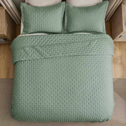 Bedsure King Quilt - Sage Green Bedspread King Size & Lightweight Comforter, Modern & Boho Coverlet with Clover Pattern, Ultra Soft All-Season Bedding, 106 x 96 Inches | Stitch-Free Quilting, Ultra Soft, Lightweight, Machine Washable, Pet-Friendly
