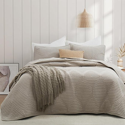 Oli Anderson Queen Quilt Set, Khaki Lightweight Soft Bedspread Coverlet, Basket Weave Pattern Bedding, 3PCS Modern Geometric Stitching Textured Comforter Sets (1 Quilt and 2 Pillow Shams)