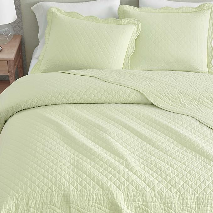 Martha Stewart - Queen Size Quilt Set, Soft & Breathable Cotton Percale Quilted Bedding with Matching Pillowcases, Scalloped Edge Bed Set, Vintage Scallop Green