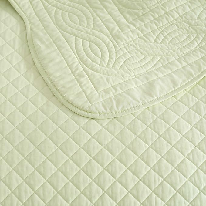 Martha Stewart - Queen Size Quilt Set, Soft & Breathable Cotton Percale Quilted Bedding with Matching Pillowcases, Scalloped Edge Bed Set, Vintage Scallop Green