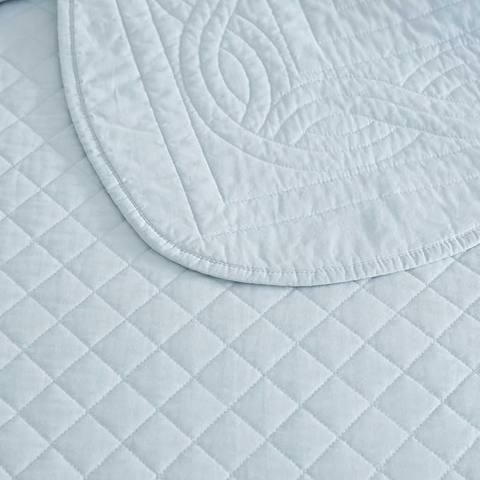 Martha Stewart - Queen Size Quilt Set, Soft & Breathable Cotton Percale Quilted Bedding with Matching Pillowcases, Scalloped Edge Bed Set, Vintage Scallop Blue