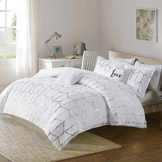 Intelligent Design Raina King/Cal King Comforter Set, Soft Microfiber, Modern Geometric Metallic Bed Set, 5 Pieces College Bedding with 2 Shams, 2 Toss Pillows White/Silver