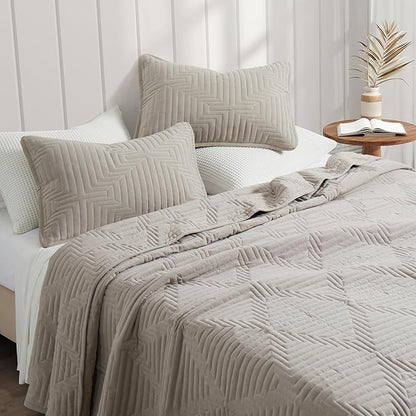 Oli Anderson King Quilt Set, Khaki Lightweight Soft Bedspread Coverlet, Basket Weave Pattern Bedding, 3PCS Modern Geometric Stitching Textured Comforter Sets (1 Quilt and 2 Pillow Shams)