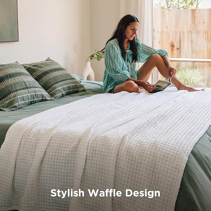Bedsure Cooling Cotton Waffle Queen Size Blanket - Lightweight Breathable Blanket of Rayon Derived from Bamboo for Hot Sleepers, Luxury Throws for Bed, Couch and Sofa, White, 90x90 Inches