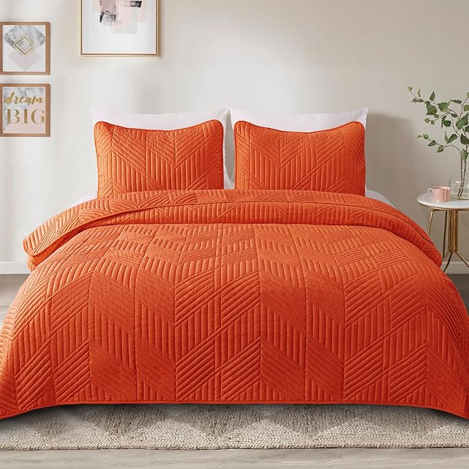 Exclusivo Mezcla Ultrasonic King Quilt Bedding Set, Lightweight Burnt Orange Bedspreads Soft Modern Geometric Coverlet Set for All Seasons (1 Quilt and 2 Pillow Shams)