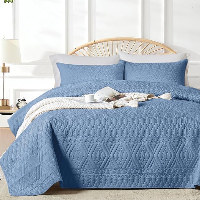 Akkialla King/Cal King Quilt Set, Boho Style in a Solid Color, Bluish Grey Lightweight Microfiber Bedspread, Soft and Breathable Coverlet for All Seasons, 3-Piece Bedding Set (1 Quilt, 2 Pillow Shams)