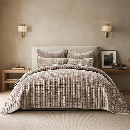 RECYCO Luxury Velvet Quilt Queen Size Bedding Set, Ultra Soft Velvet Comforter Set, Lightweight Quilted Channel Box Stitch Oversized Bedspread Coverlet for All Season, with 2 Shams, Natural Tan