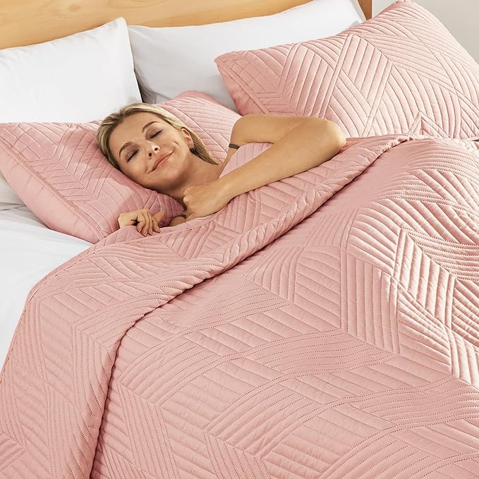 Exclusivo Mezcla Ultrasonic Full Queen Quilt Bedding Set, Lightweight Blush Pink Bedspreads Soft Modern Geometric Coverlet Set for All Seasons (1 Quilt and 2 Pillow Shams)