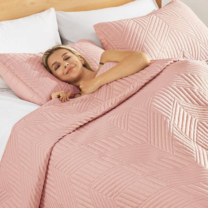 Exclusivo Mezcla Ultrasonic Full Queen Quilt Bedding Set, Lightweight Blush Pink Bedspreads Soft Modern Geometric Coverlet Set for All Seasons (1 Quilt and 2 Pillow Shams)