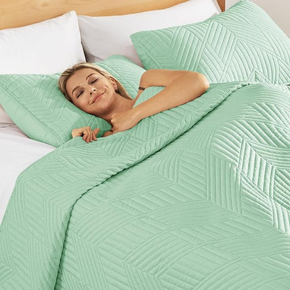 Exclusivo Mezcla California King Quilt Bedding Set, Lightweight Mint Green Oversized King Bedspreads Soft Modern Geometric Coverlet Set for All Seasons (1 Quilt and 2 Pillow Shams)