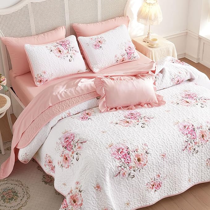 Wake In Cloud - Shabby Chic Quilt Set, Floral Coquette Cottagecore Farmhouse Vintage Flowers, for Women Teen Girls, Reversible Lightweight Bedspread Coverlet, 3 Pieces, White Pink, Queen/Full Size