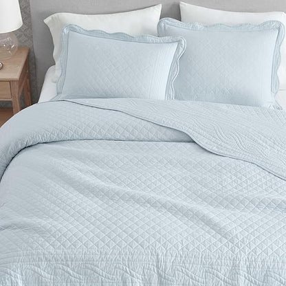 Martha Stewart - Queen Size Quilt Set, Soft & Breathable Cotton Percale Quilted Bedding with Matching Pillowcases, Scalloped Edge Bed Set, Vintage Scallop Blue